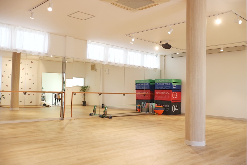 スタジオエリア&キッズスペース。前面鏡のスタジオは貸し出しOK