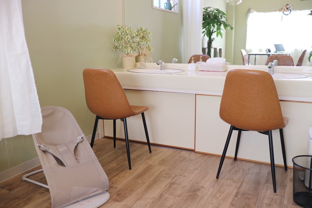 スタジオエリア&キッズスペース。洗面台とバウンサー